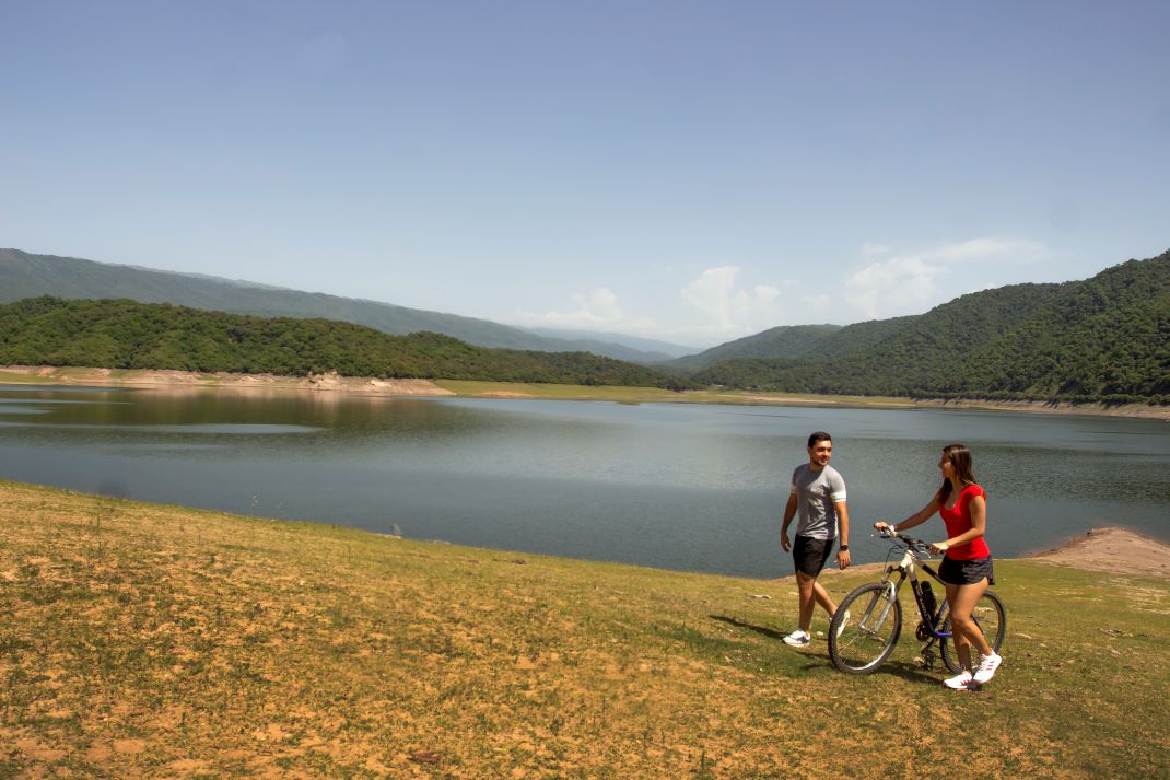 The Escaba Dam is a perfect setting to relax in front of the water or practice water sports