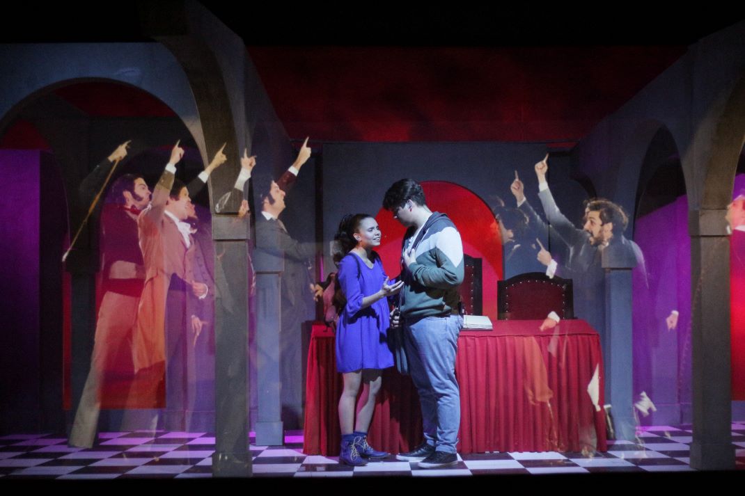 El show cuenta con imágenes holográficas que acompañan a los actores en vivo.