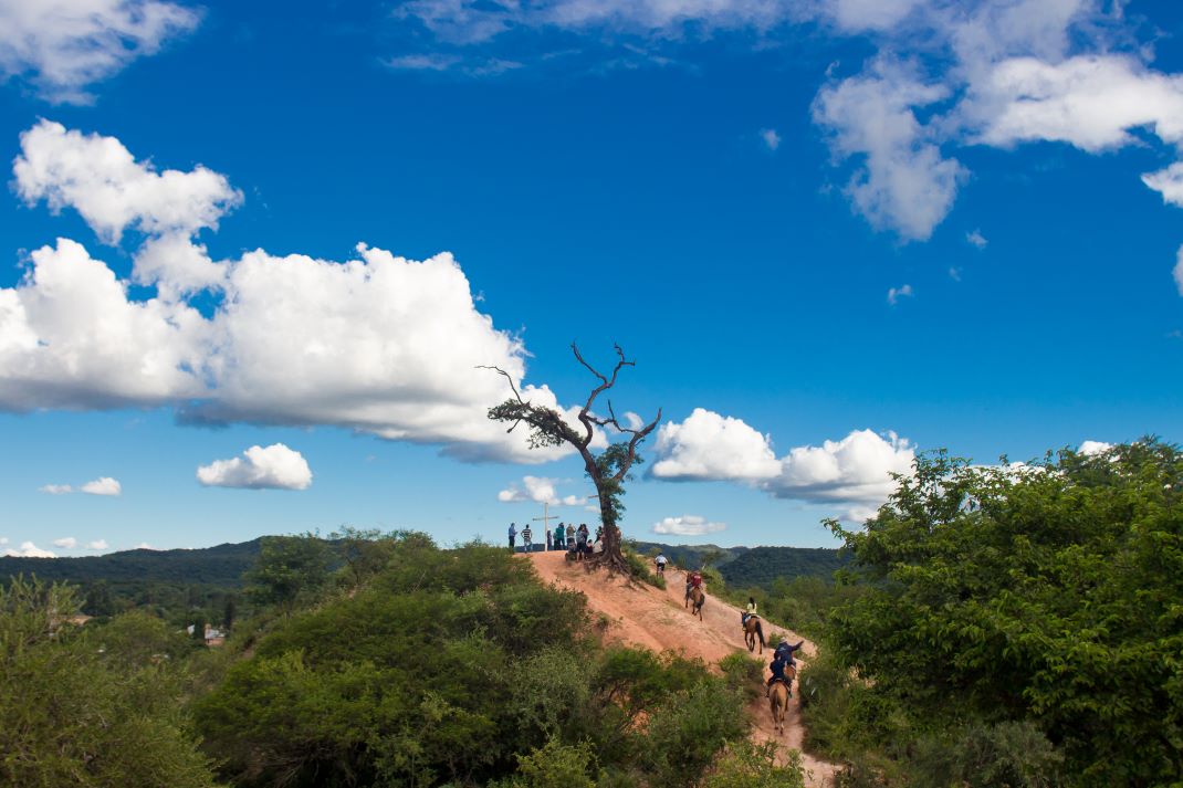San Pedro de Colalao ofrece impactantes miradores para apreciar el valle desde las alturas.